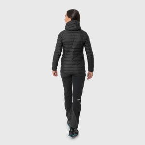 Midlayer Salewa Brenta Rds Dwn M Jkt je izjemno lahka, odporna na veter in vodoodbojna Salewina puhovka Brenta, izolirana jakna s kapuco, z udobnim polnilom 550 cuin 80/20, da ko jo enkrat oblečete, je ne boste več želeli sleči. Lahka, a trpežna zunanja tkanina iz mat najlona ima dodatno DWR (trajno vodoodbojno) tkanino za dodatno zaščito. V notranjosti je mehka, svilnata podloga iz tafta. To jakno lahko nosite samostojno kot toplo zunanjo plast ali kot izolirno srednjo plast pod enoslojno jakno na turnem smučanju. Prav tako se enostavno zloži, da jo lahko shranite v vaš nahrbtnik. Ovratnik je izoliran, prilagojen za maksimalno zaščito ter ergonomski rokavi in ramena z vstavki za dobro prileganje. Sprednja zadrga ima zavihek, odporen proti vetru, Kapuca pa poskrbi za ohranjanje toplote. Tehnične lastnosti: Spol: moški Kroj: slim fit Krojena kapuca z elastičnimi zavezami Visok ovratnik vgrajen v kapuco za maksimalno zaščito Posebna zasnova rokavov (vložek) za dobro svobodo gibanja Sprednja zadrga 2 zunanja žepa z zadrgo Lahki in elastični elastiki na rokavih Ultra lahka sestava materiala Material: račji puh 80/20 cuin550 RDS, TIROL WOOL® RESPONSIVE 80 g/m² (60% poliester 40% volna) Podloga: TAFFETTA BREZ PFC BLUESIGN 47 g/m2 (100% poliamid) Zaključna obdelava: VODOODBOJNA tkanina – BREZ PFC, NAJLONSKE tkanine 20D BREZ PFC 41 g/m2 (100% poliamid)